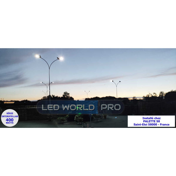 Lampe de rue solaire - Série INTERSTELLAR - 400 Watts - 3000 lumens - 180° - IP67 - Lampe 60 x 30 x 8 cm - Panneau solaire 67 x 44 cm - Avec Télécommande - Support  inclus - 6500K - Capteur crépusculaire