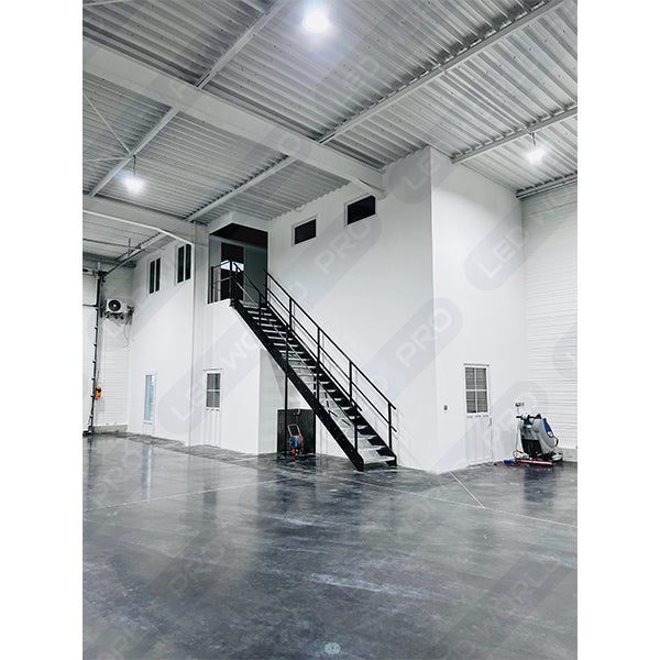 Pack de 6x Lampes industrielles UFO - Série CROSSOVER V1 - 150 Watts - 22 500 Lumens - 150 Lumens/Watt - Angle 120° - IP65 - IK08 - 30 x 14 cm - Dimmable - Transformateur SOSEN - 5000k - Garantie 5 ans