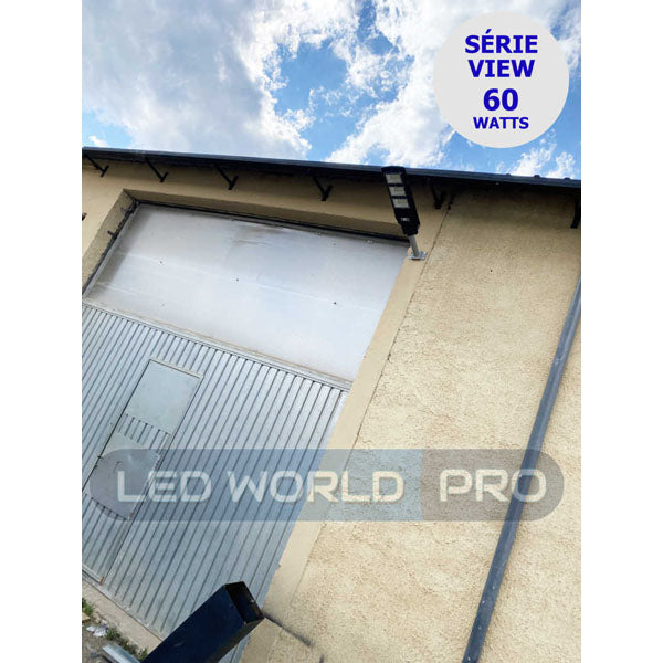DERNIER DU STOCK : : Pack de 4x Lampes de rue et parking - Série VIEW - 90 Watts - Angle 60° - IP65 - 6000k - Avec détecteur de mouvement PIR - Avec capteur crépusculaire - Panneau solaire en silicium - Avec télécommande - Tube d’insertion 45mm
